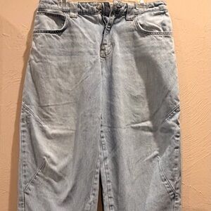 Zara light Blue barrel jeans 
T1